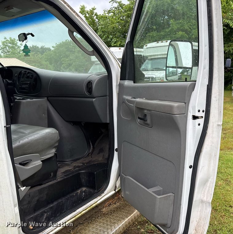 image for item DY0506 2009 Ford E450 shuttle bus