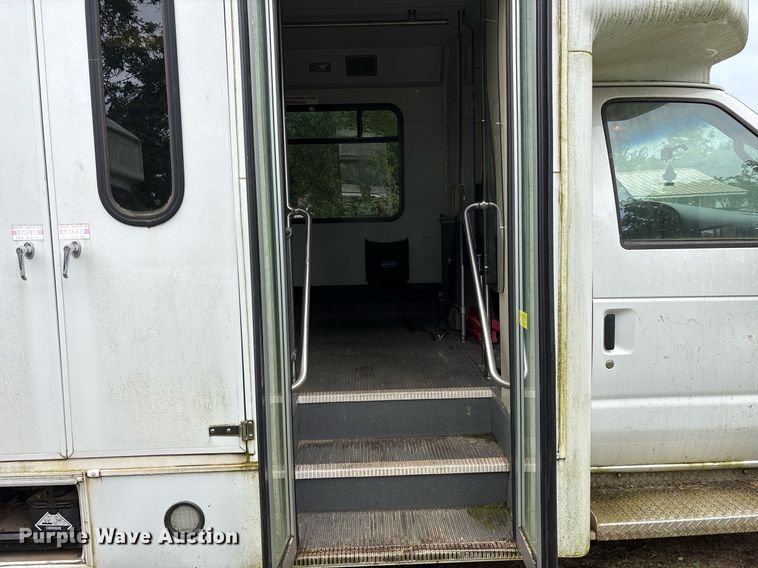 image for item DY0506 2009 Ford E450 shuttle bus