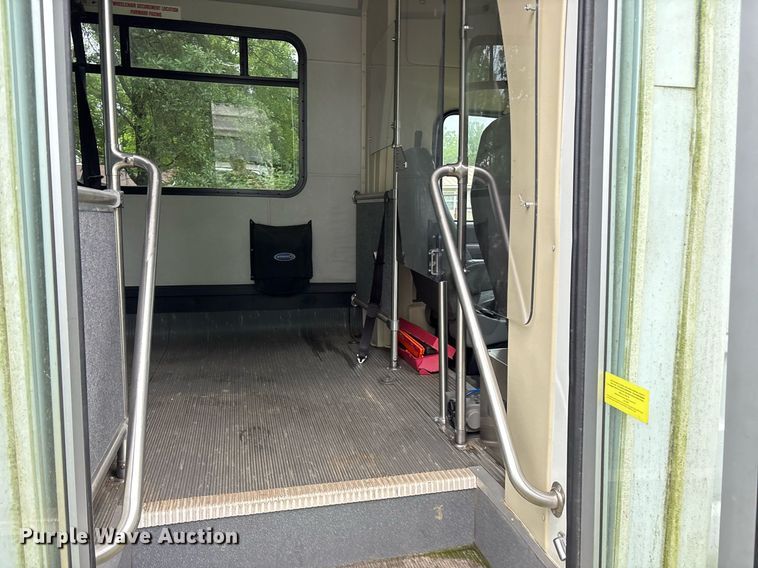 image for item DY0506 2009 Ford E450 shuttle bus