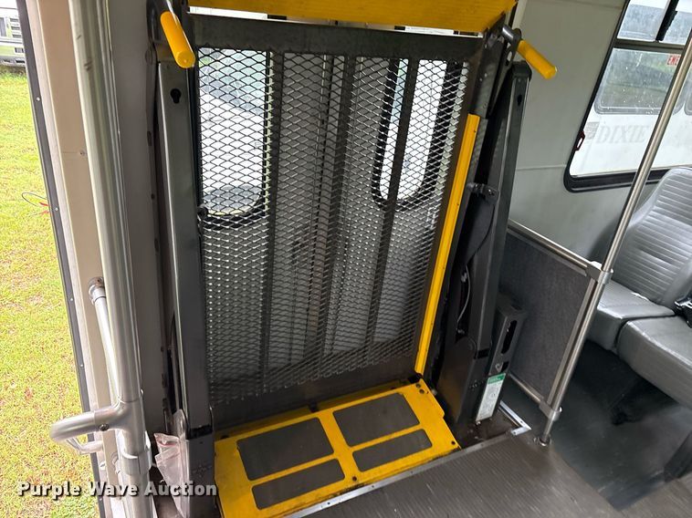 image for item DY0506 2009 Ford E450 shuttle bus