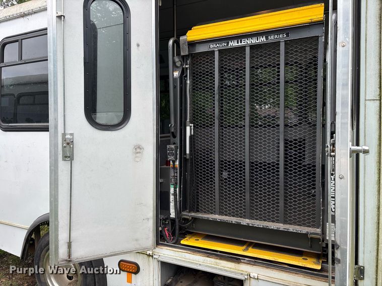 image for item DY0506 2009 Ford E450 shuttle bus