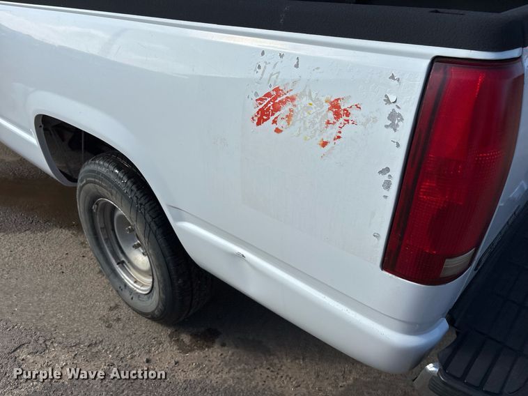 image for item DY0533 1998 GMC Sierra 1500 pickup truck