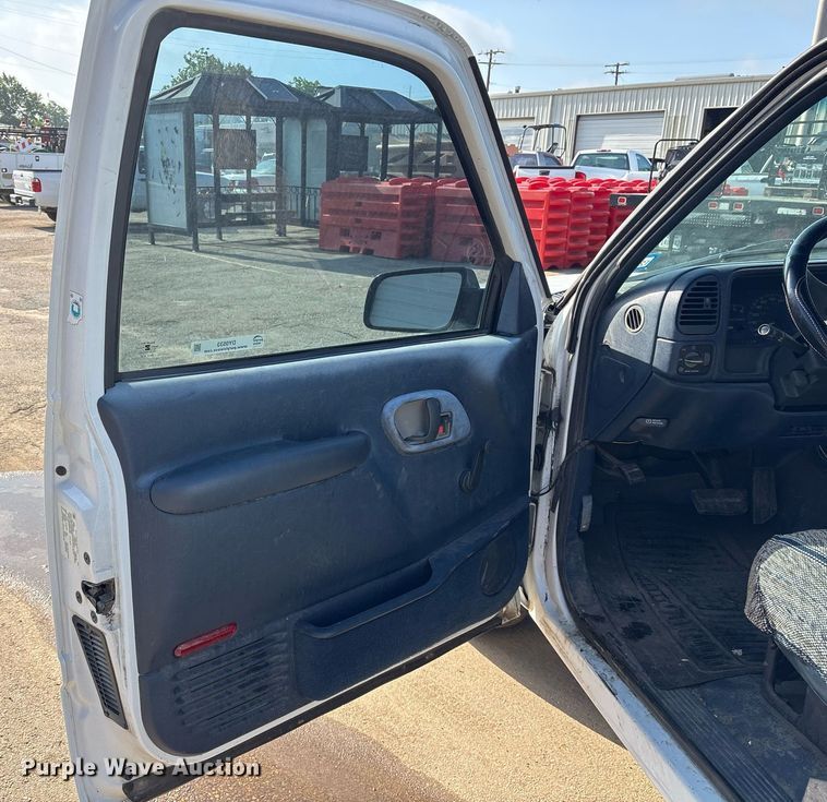 image for item DY0533 1998 GMC Sierra 1500 pickup truck