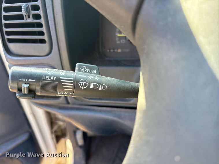 image for item DY0533 1998 GMC Sierra 1500 pickup truck