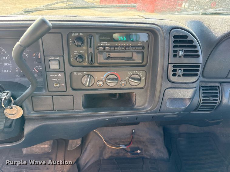 image for item DY0533 1998 GMC Sierra 1500 pickup truck