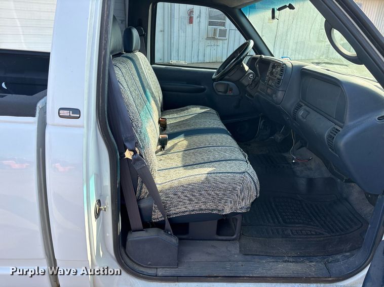 image for item DY0533 1998 GMC Sierra 1500 pickup truck