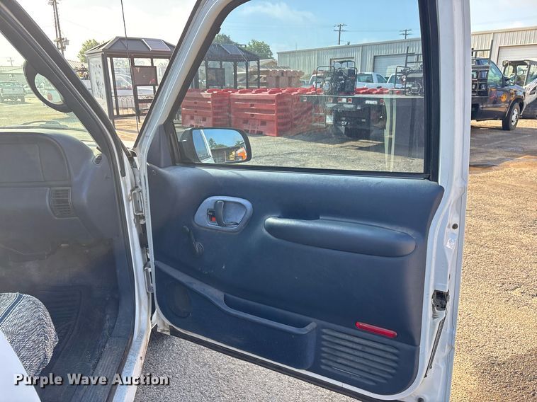 image for item DY0533 1998 GMC Sierra 1500 pickup truck