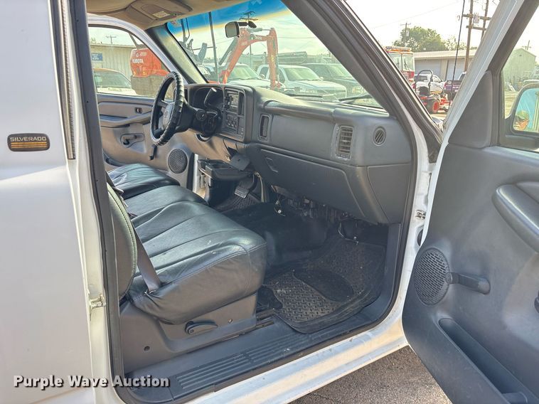 image for item DY0534 2000 Chevrolet Silverado 1500 pickup truck