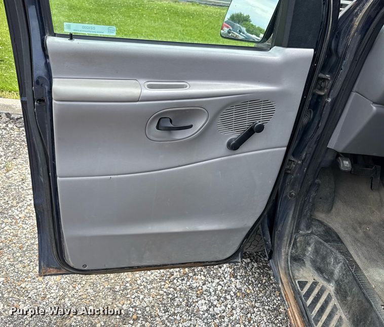 image for item DZ4200 1999 Ford E150 van