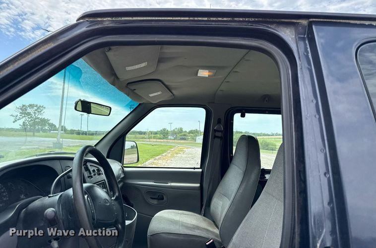 image for item DZ4200 1999 Ford E150 van