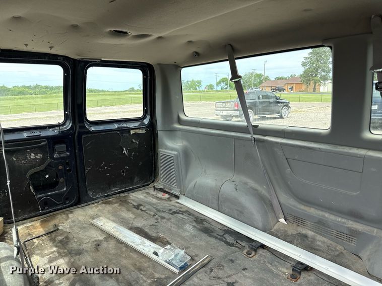 image for item DZ4200 1999 Ford E150 van