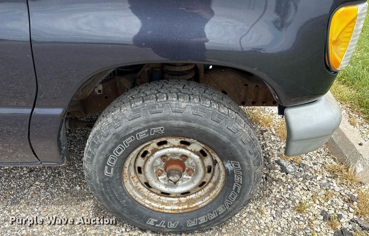 image for item DZ4200 1999 Ford E150 van