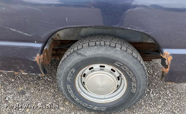 image for item DZ4200 1999 Ford E150 van