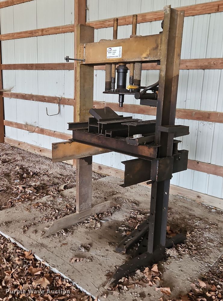 image for item EB8101 Hydraulic press