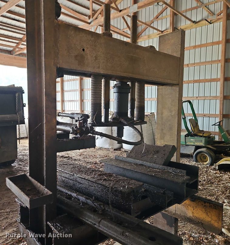 image for item EB8101 Hydraulic press