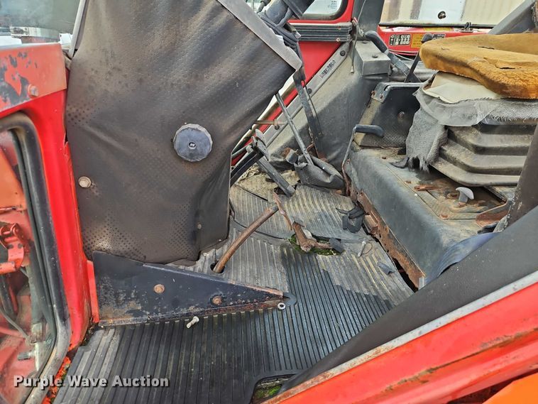 image for item EB8103 Belarus 925 MFWD tractor