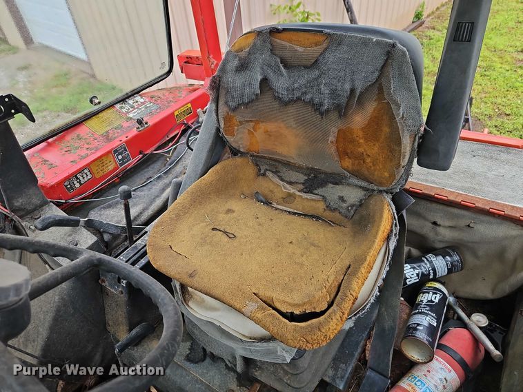 image for item EB8103 Belarus 925 MFWD tractor