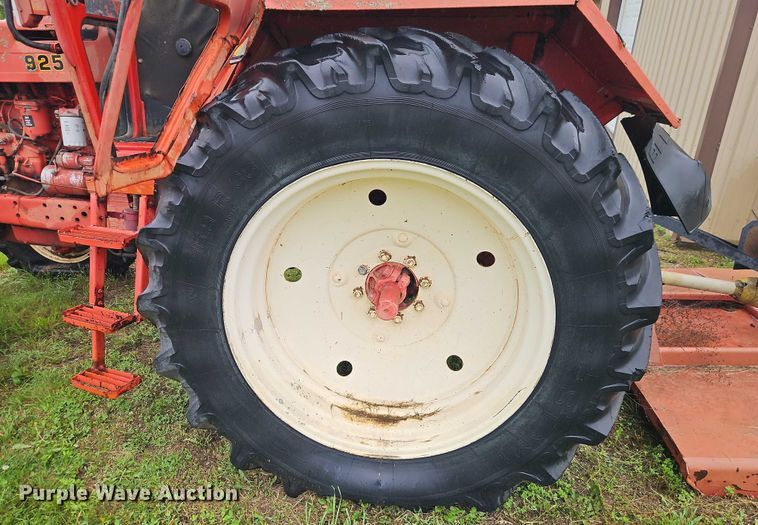 image for item EB8103 Belarus 925 MFWD tractor