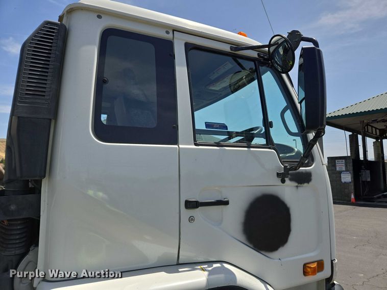 image for item EC1034 2010 Elgin 3300 street sweeper truck