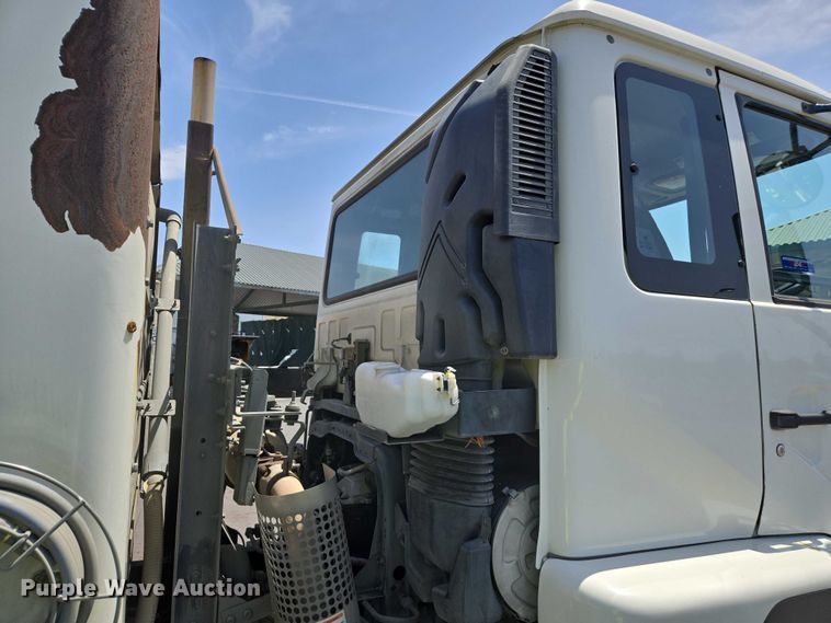 image for item EC1034 2010 Elgin 3300 street sweeper truck