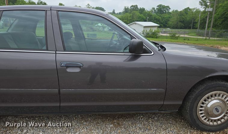 image for item ED1989 2002 Ford Crown Victoria Police Interceptor 