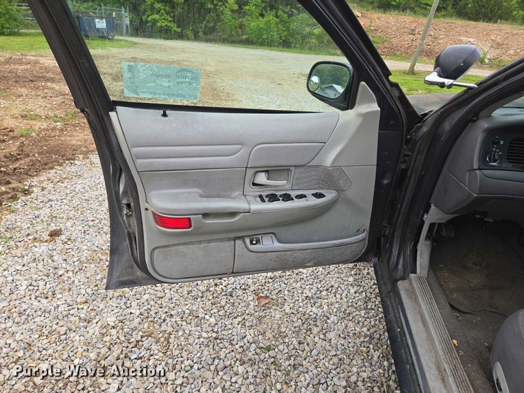 image for item ED1989 2002 Ford Crown Victoria Police Interceptor 