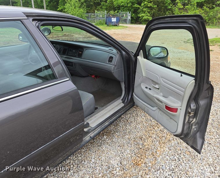 image for item ED1989 2002 Ford Crown Victoria Police Interceptor 