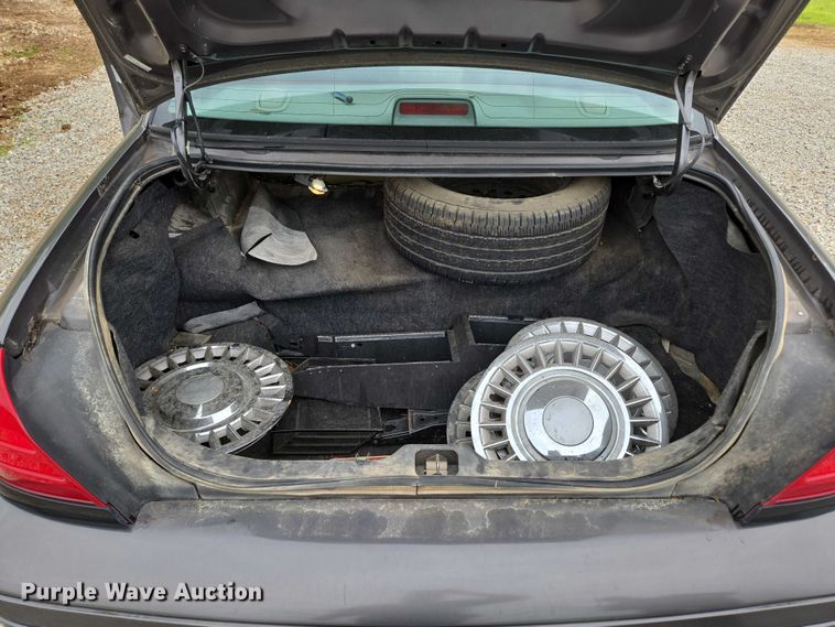 image for item ED1989 2002 Ford Crown Victoria Police Interceptor 