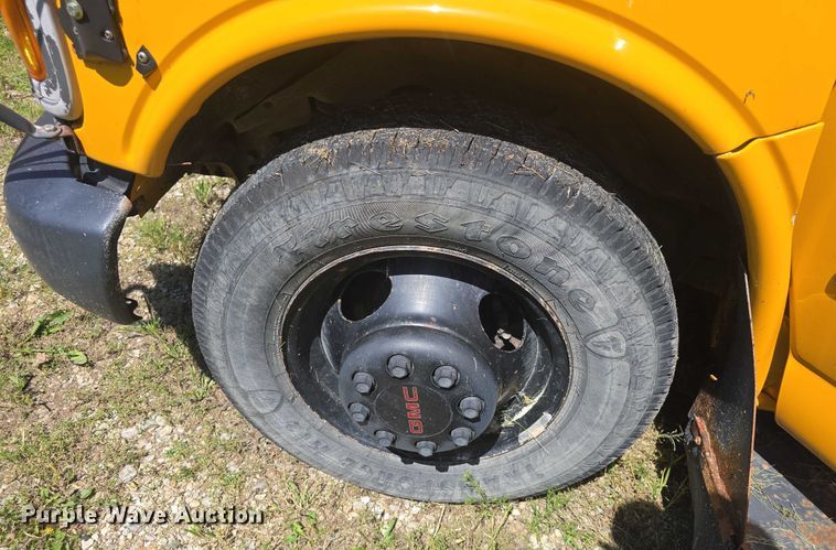 image for item EF3538 2000 GMC Savana G3500 school bus