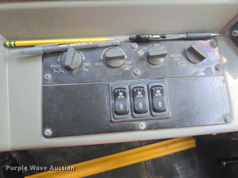 image for item EF3542 2003 International  3800 school bus