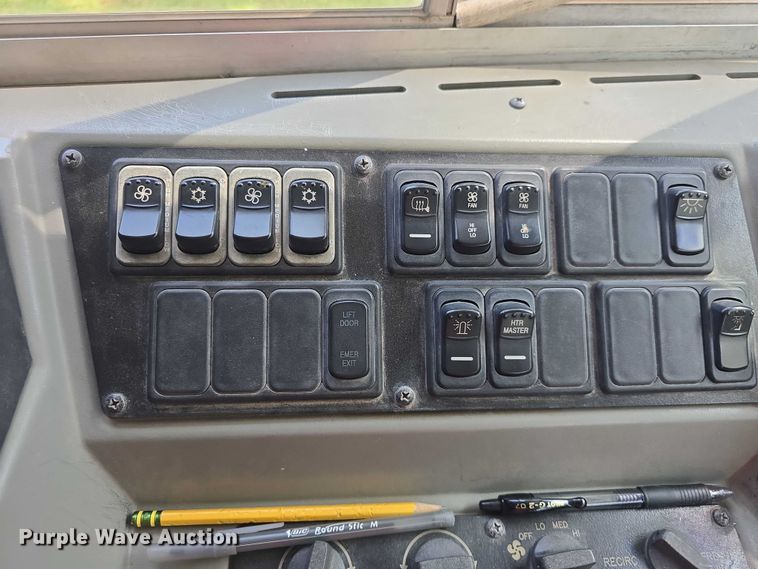 image for item EF3542 2003 International  3800 school bus