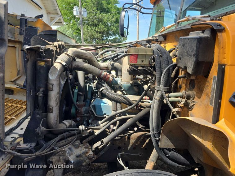 image for item EF3542 2003 International  3800 school bus