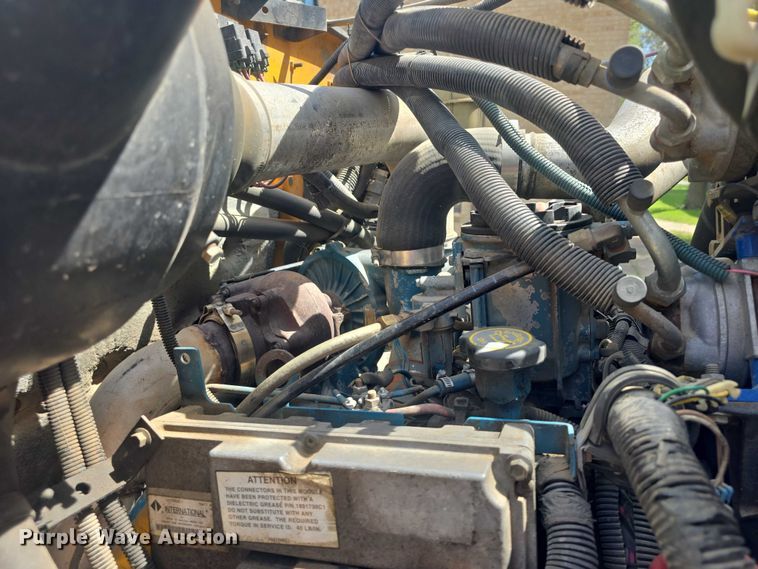 image for item EF3542 2003 International  3800 school bus