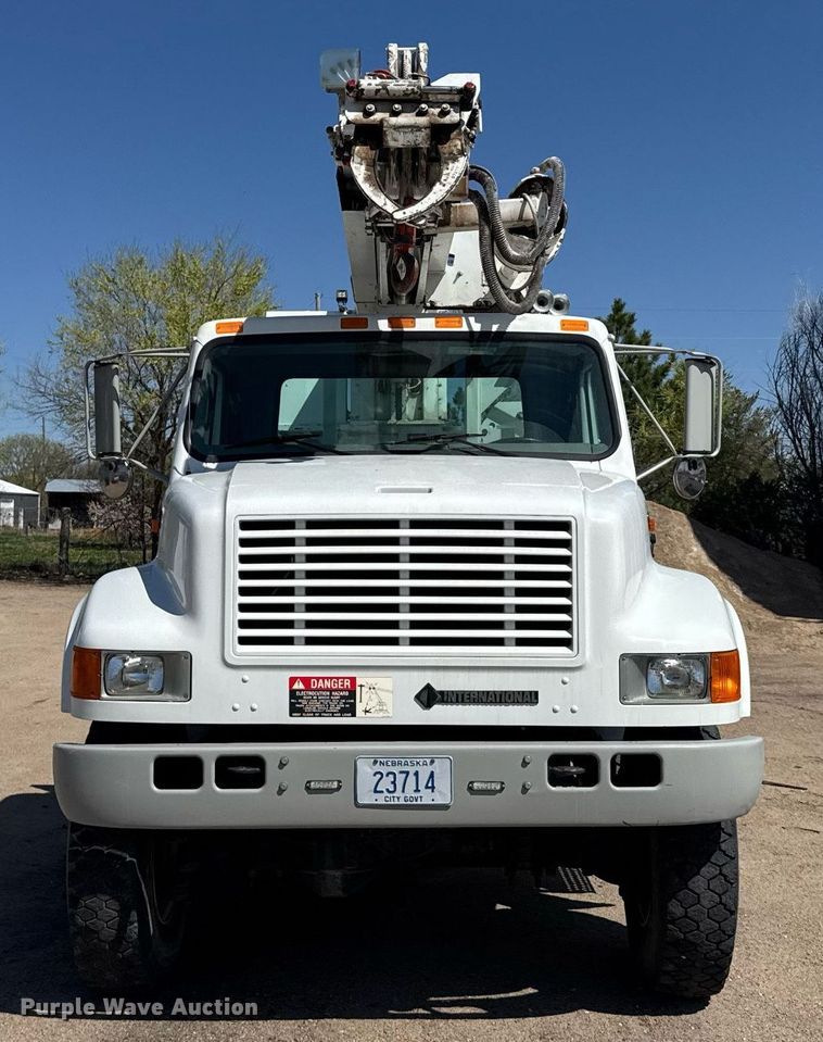 image for item EG6418 2001 International 4800 digger derrick truck