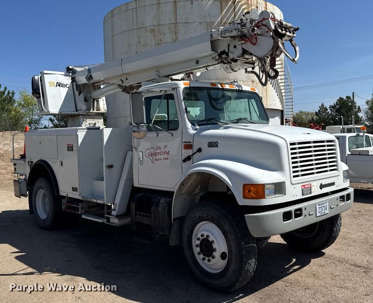 image for item EG6418 2001 International 4800 digger derrick truck