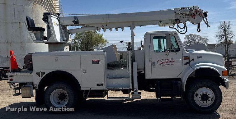 image for item EG6418 2001 International 4800 digger derrick truck
