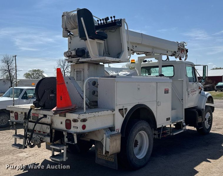 image for item EG6418 2001 International 4800 digger derrick truck