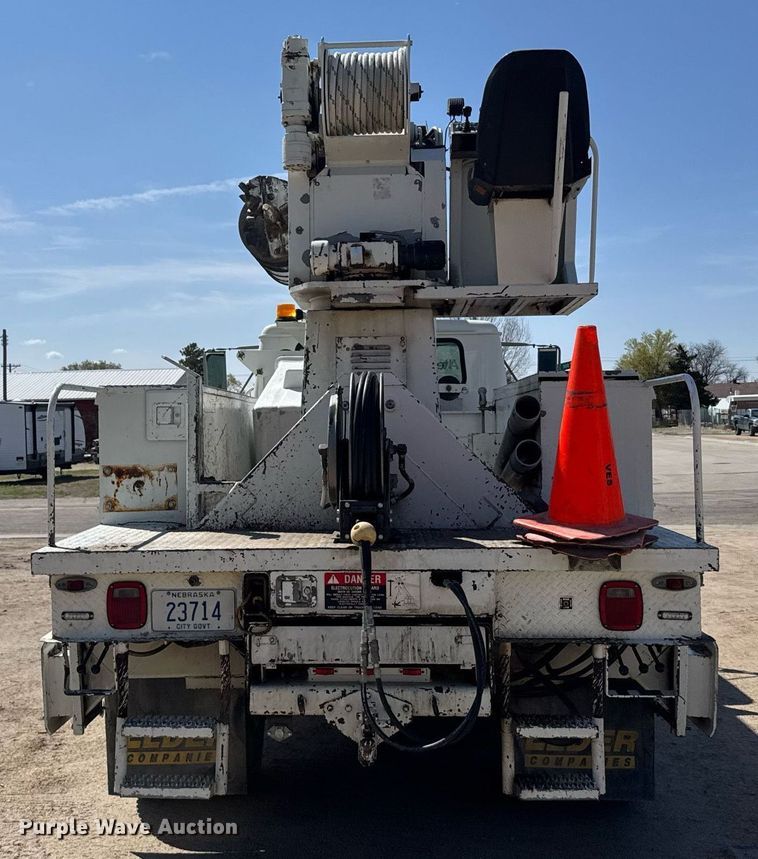 image for item EG6418 2001 International 4800 digger derrick truck