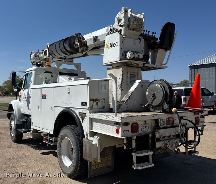 image for item EG6418 2001 International 4800 digger derrick truck