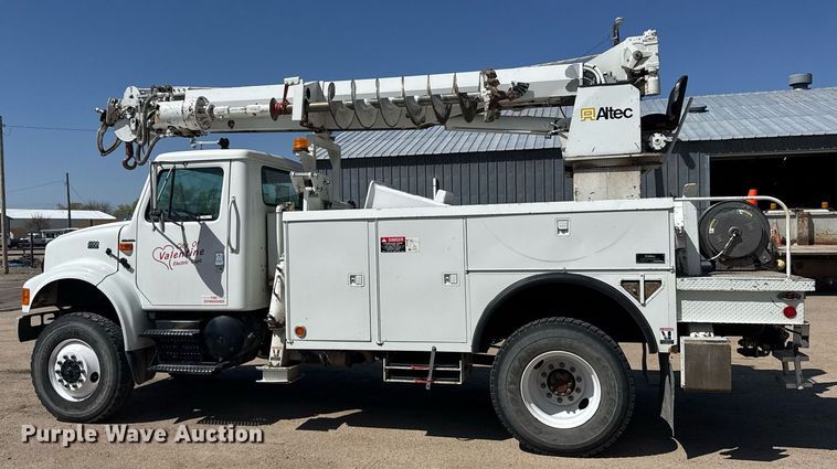 image for item EG6418 2001 International 4800 digger derrick truck