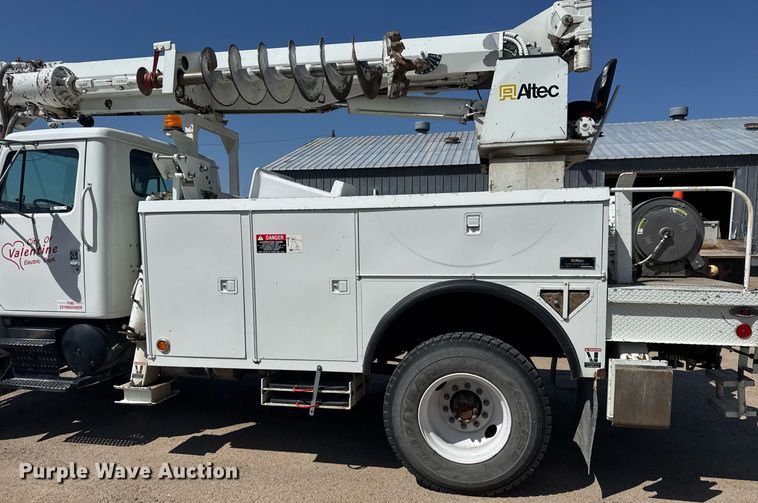 image for item EG6418 2001 International 4800 digger derrick truck