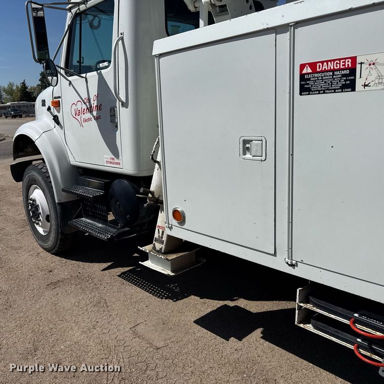 image for item EG6418 2001 International 4800 digger derrick truck