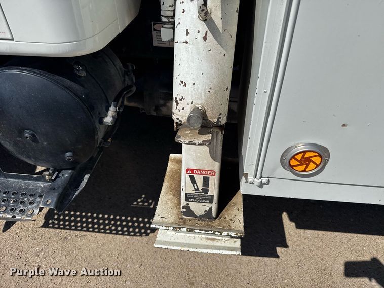 image for item EG6418 2001 International 4800 digger derrick truck