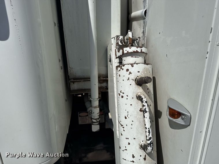 image for item EG6418 2001 International 4800 digger derrick truck