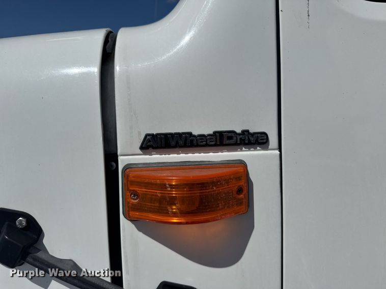 image for item EG6418 2001 International 4800 digger derrick truck