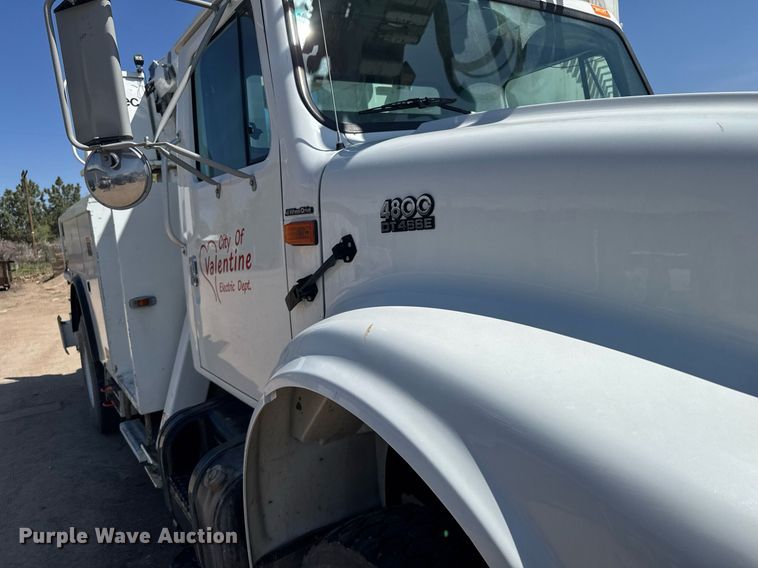image for item EG6418 2001 International 4800 digger derrick truck