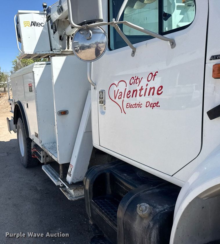 image for item EG6418 2001 International 4800 digger derrick truck