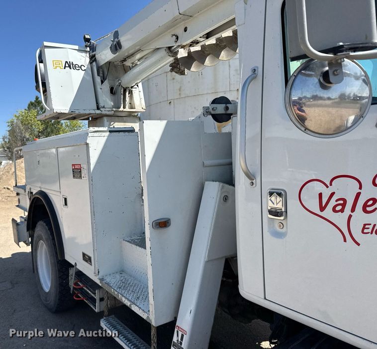 image for item EG6418 2001 International 4800 digger derrick truck