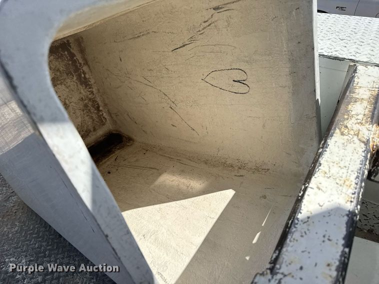 image for item EG6418 2001 International 4800 digger derrick truck