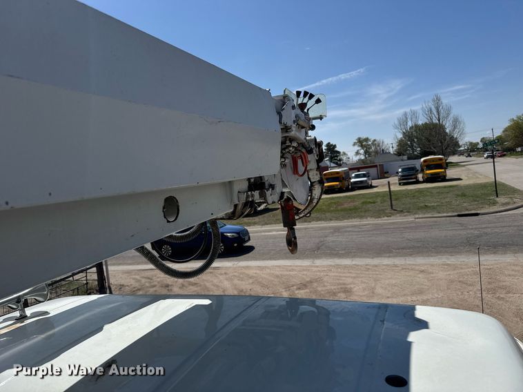 image for item EG6418 2001 International 4800 digger derrick truck